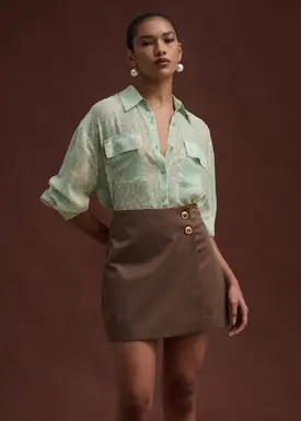 Camisa com ajuste nas costas