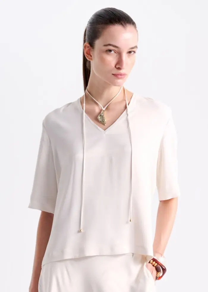 Blusa com Colar de Metal