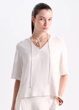 Blusa com Colar de Metal